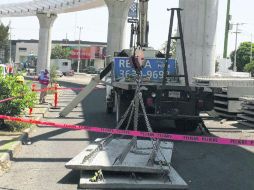 Accidente. El conductor de la grúa afirmó que el peso lo hizo perder el control y causó un viraje que acabó en colisión. ESPECIAL /