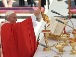 Jorge Bergoglio pronunció una misa ante miles de fieles congregados en la plaza vaticana con motivo de la festividad de Pentecostés. AFP / A. Solaro