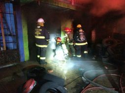 El fuego se propagó a otras dos fincas cercanas. ESPECIAL / Bomberos de Guadalajara