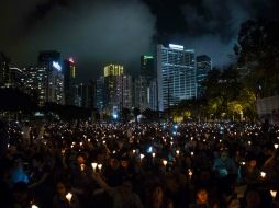 Los asistentes hicieron brillar velas durante la vigilia. AFP / I. Lawrence