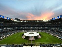 Una exhibición de luz y sonido completó un día intenso para el club blanco. EFE / F. Villar