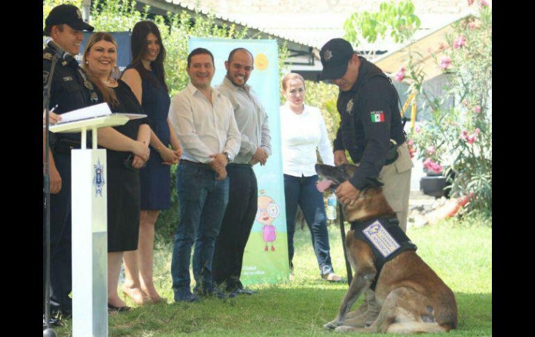 Tres policías del propio escuadrón canino fueron beneficiados con la adopción de los canes. ESPECIAL / Zapopan