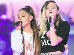 Ariana Grande y Miley Cyrus. Las dos cantantes protagonizaron uno de los momentos más emotivos de la fiesta sonora. AP /