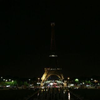 Apagan la Torre Eiffel en homenaje a víctimas de Londres
