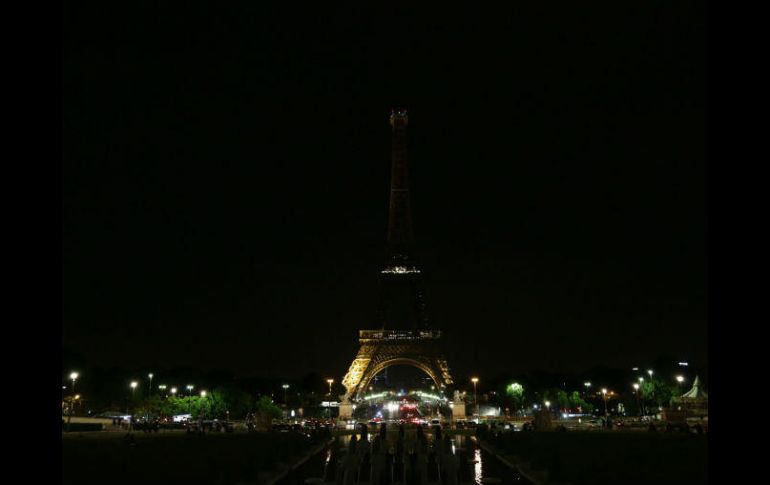 Es la segunda vez en menos de una semana que la Torre Eiffel apaga sus luces en homenaje a las víctimas de un atentado. AFP / Z. Abdelkafi