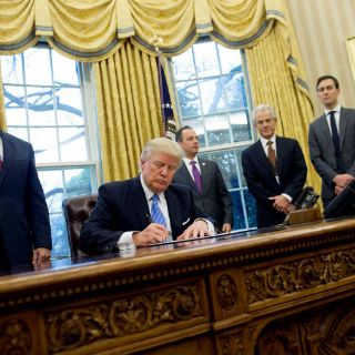 Trump pide acelerar audiencia sobre su decreto migratorio