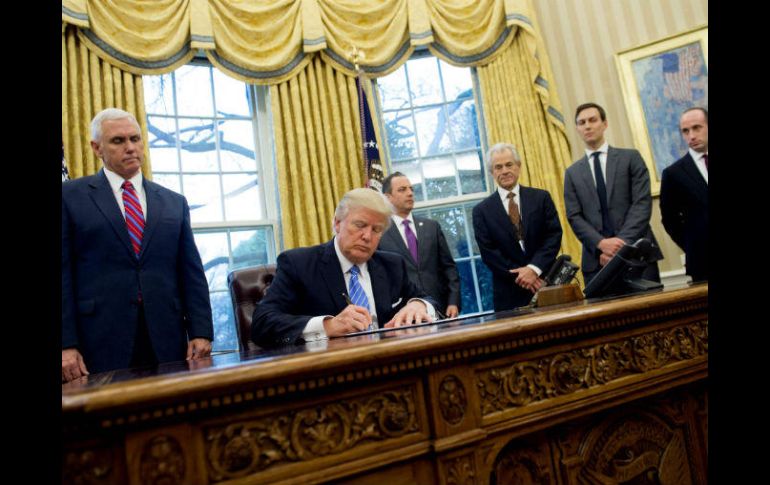 En sus tuits de este lunes, Trump insiste en llamar a su medida como una prohibición de viaje y no un decreto migratorio. AFP / ARCHIVO