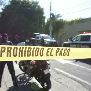 Hombres armados asaltan banco en Guadalajara