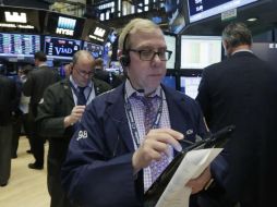 Wall street cerró a la baja después de los últimos récords históricos y arrastrados por el gigante tecnológico Apple. AP / ARCHIVO