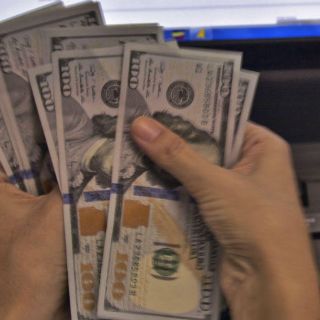 Dólar cierra en 18.73 pesos en bancos capitalinos