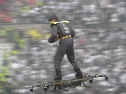 El hombre recorrió medio campo hasta llegar al árbitro y entregó el balón montado en una patineta voladora. YOUTUBE /  FPFutebolOficial