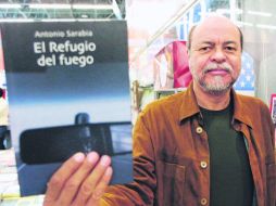 Presentación. Antonio Sarabia, en la Feria Internacional del Libro de Guadalajara, en el 2003, presentó 'El refugio del fuego'. EL INFORMADOR / ARCHIVO