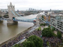 Los londinenses se reunieron en los alrededores donde se registró el ataque del sábado por la noche para recordar a las víctimas. AFP / O. Andersen