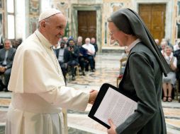 El papa Francisco (i) recibe a una monja de la congregación de Misionarios de la Consolata en el Vaticano. EFE / L'OSSERVATORE ROMANO