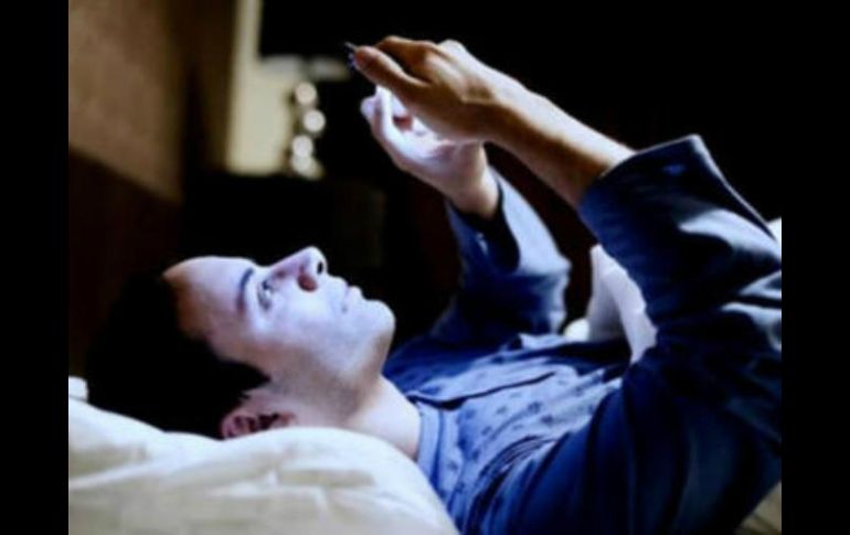 Múltiples estudios han constatado que dormir junto a un dispositivo móvil que constantemente emite sonidos, genera ansiedad y estrés. ESPECIAL / ARCHIVO