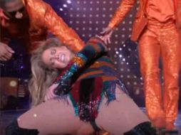 En los videos que circulan por redes sociales, se observa el dolor que parece sufrir tras el movimiento en el escenario. YOUTUBE / Breaking News Daily