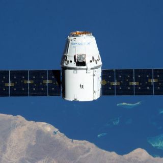 SpaceX lanza exitosamente cápsula reutilizable al espacio