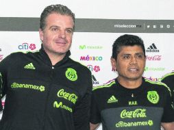 Dennis te Kloese, coordinador de selecciones menores de futbol de México, y Marco Antonio Ruiz, dirigente de la Sub-20. MEXSPORT /