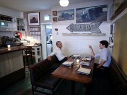 Trudeau compartió una foto en la que se observan sin corbata ni saco, dialogando informalmente. FACEBOOK / Justin Trudeau