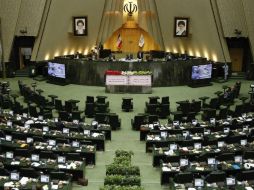 Las versiones sobre el ataque al parlamento mencionan una o cuatro personas como autores de los disparos. EFE / A. Taherkenareh