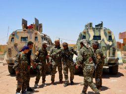 Miembros de las Fuerzas Democráticas Sirias patrullan las calles de la aldea de Al-Hazeema al norte de la ciudad de Al Raqa. EFE / Y. Rabie