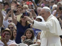 El Papa Francisco saluda a su llegada a la audiencia general de los miércoles en la Plaza de San Pedro. EFE / M. Brambati