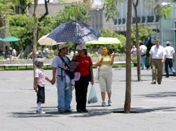 Recomiendan a la población hidratarse constantemente y evitar estar en contacto con los rayos solares de forma prolongada. EL INFORMADOR / ARCHIVO