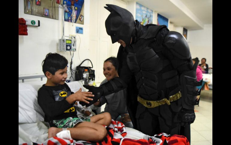 Ha hecho del hospital de niños de La Plata un blanco de risas contra el dolor y fuente de donaciones de aquello que falta en el lugar. AFP / E. Abramovich