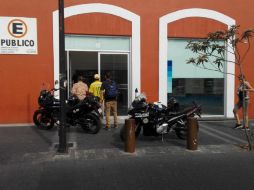 Un sujeto vestido con ropas oscuras, que se hacía pasar como cliente, se aproxima a la mujer y le arrebata parte del efectivo. ESPECIAL /
