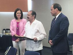 María Luisa Urrea y Mario Ríos Peñaranda entregando reconocimiento a Jorgue Arregui, por su labor como consejero del IJAS. ESPECIAL /