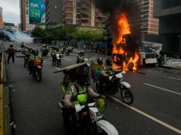 La marcha degeneró en fuertes disturbios en Chacao, donde fueron quemados tres camiones. EFE / M. Gutiérrez