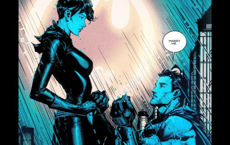En 'Batman 24', se ve al héroe de rodillas ante Gatúbela con un anillo en la mano. ESPECIAL / DC COMICS