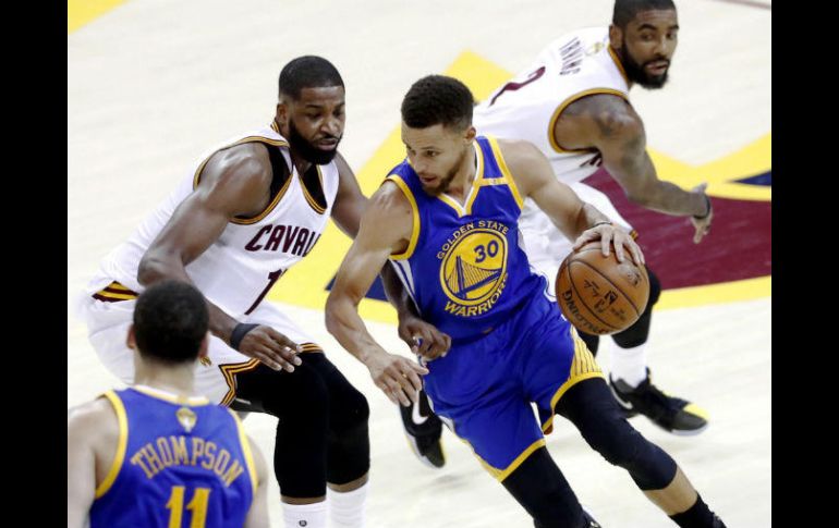 Curry terminó con 26 puntos, 13 rebotes y 6 asistencias. EFE / L. Smith