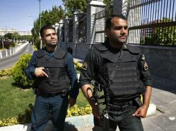 Policías iraníes vigilan en los alrededores del Parlamento, que ayer sufrió un asalto yihadista. AP / E. Noroozi