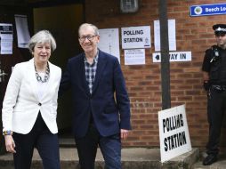 La primera ministra británica Theresa May y su marido, Philip May, posan antes de votar en un colegio electoral en Sonning. EFE / F. Arrizabalaga