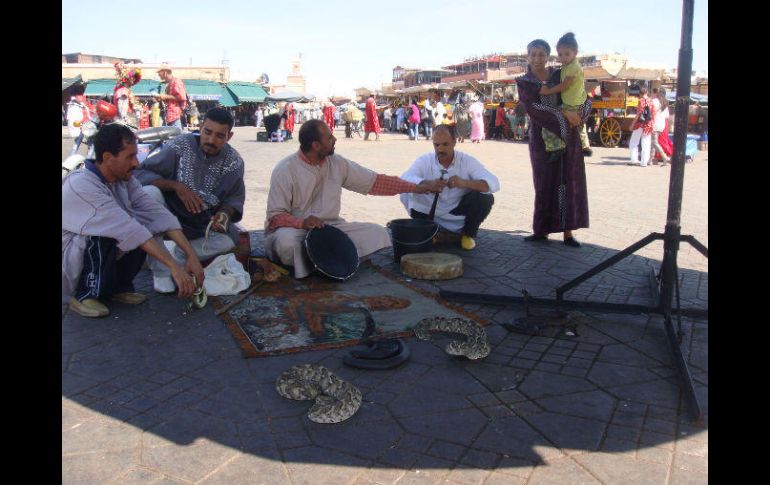 La plaza Yamaa al Fna es conocida por sus espectáculos callejeros, restaurantes ambulantes, cuentistas y domadores de animales. ESPECIAL /