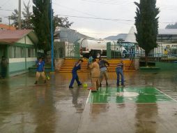 El torrencial anega el estacionamiento, la explanada principal y parte del área de urgencias del hospital. TWITTER / @IMSS_Oaxaca
