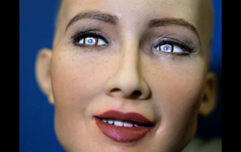 Este robot humanoide, llamado Sophia, es la principal atracción de la conferencia. AFP / F. Coffrinni