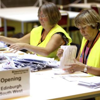 Cierran los colegios en Reino Unido y comienza recuento de votos