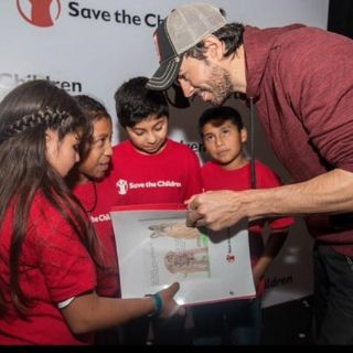 Enrique Iglesias lanza playera para ayudar a niños de México