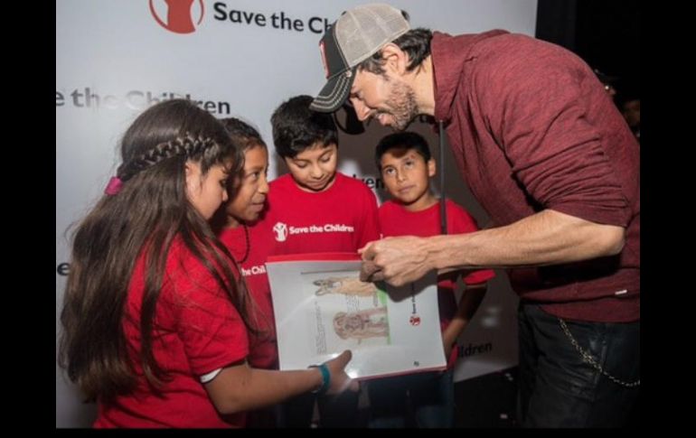 La playera #Hearts4Kids servirá para proveer ayuda inmediata a niñas y niños afectados después de un desastre natural. INSTAGRAM / enriqueiglesias