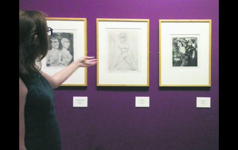 Laura Ayala muestra las piezas de Otto Dix. EL INFORMADOR / R. Romero