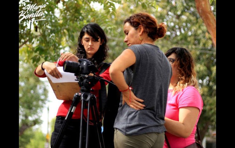 En el set, el equipo de producción dando indicaciones. ESPECIAL /