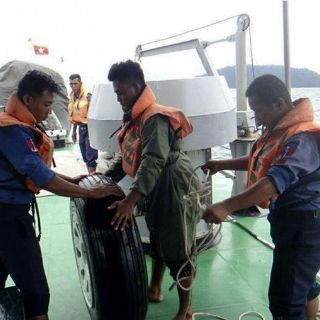 Rescatan 29 cuerpos del avión siniestrado en el Océano Índico