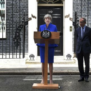 Theresa May confirma que continuará en el puesto