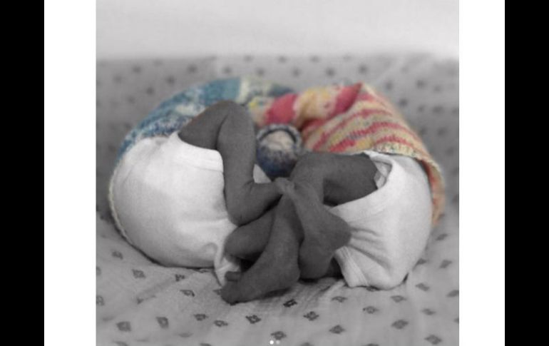 En una de las fotos, los mellizos aparecen acostados de perfil, con chambritas de color azul y rosa. INSTAGRAM / ludwika_paleta Verificado