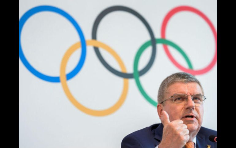 Thomas Bach, presidente del COI, afirma que el organismo envía una 'señal fuerte' reduciendo cuota de halterofilia para Juegos de 2020. AFP / F. Coffrini