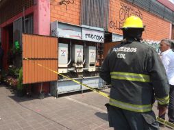 Los bomberos aconsejaron que se suspendiera el suministro eléctrico en el resto del mercado. ESPECIAL /