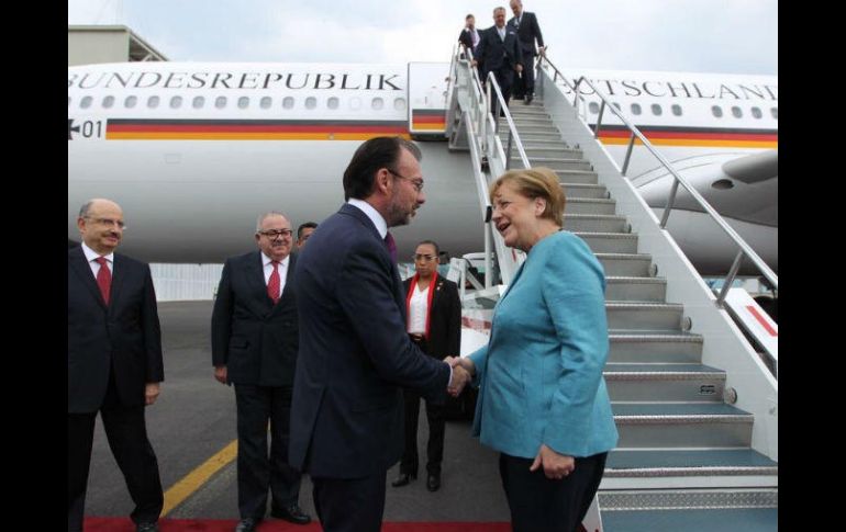 Merkel fue recibida en el aeropuerto de Ciudad de México por el titular de Relaciones Exteriores, Luis Videgaray. TWITTER / @LVidegaray