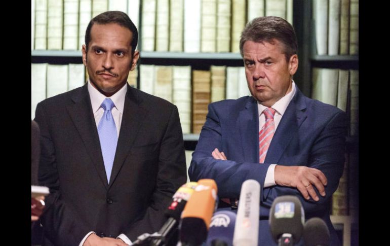 El ministro de Relaciones Exteriores de Qatar, Mohamed Bin  (izq), junto a su homólogo alemán, Sigmar Gabriel (der). AP / P. Ditfurth
